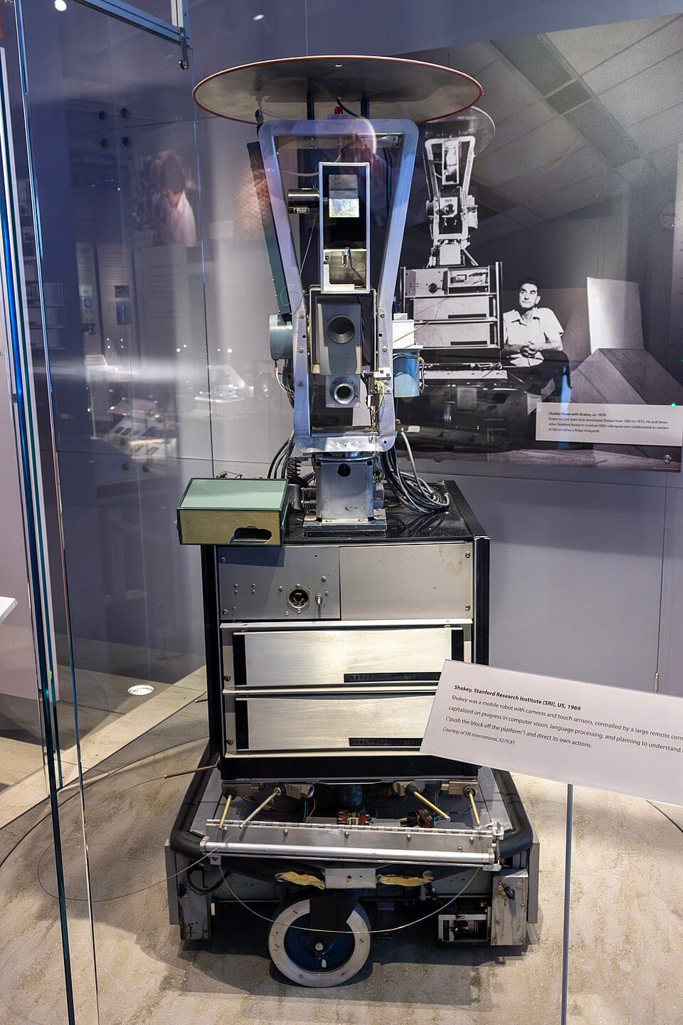 自分で段取りを立てて動いたロボット「Shakey」(コンピュータ歴史博物館の展示)